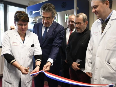 le-chu-de-poitiers-premier-etablissement-francais-a-utiliser-le-robot-de-preparation-des-chimiotherapies-anticancereuses-pharmoduct